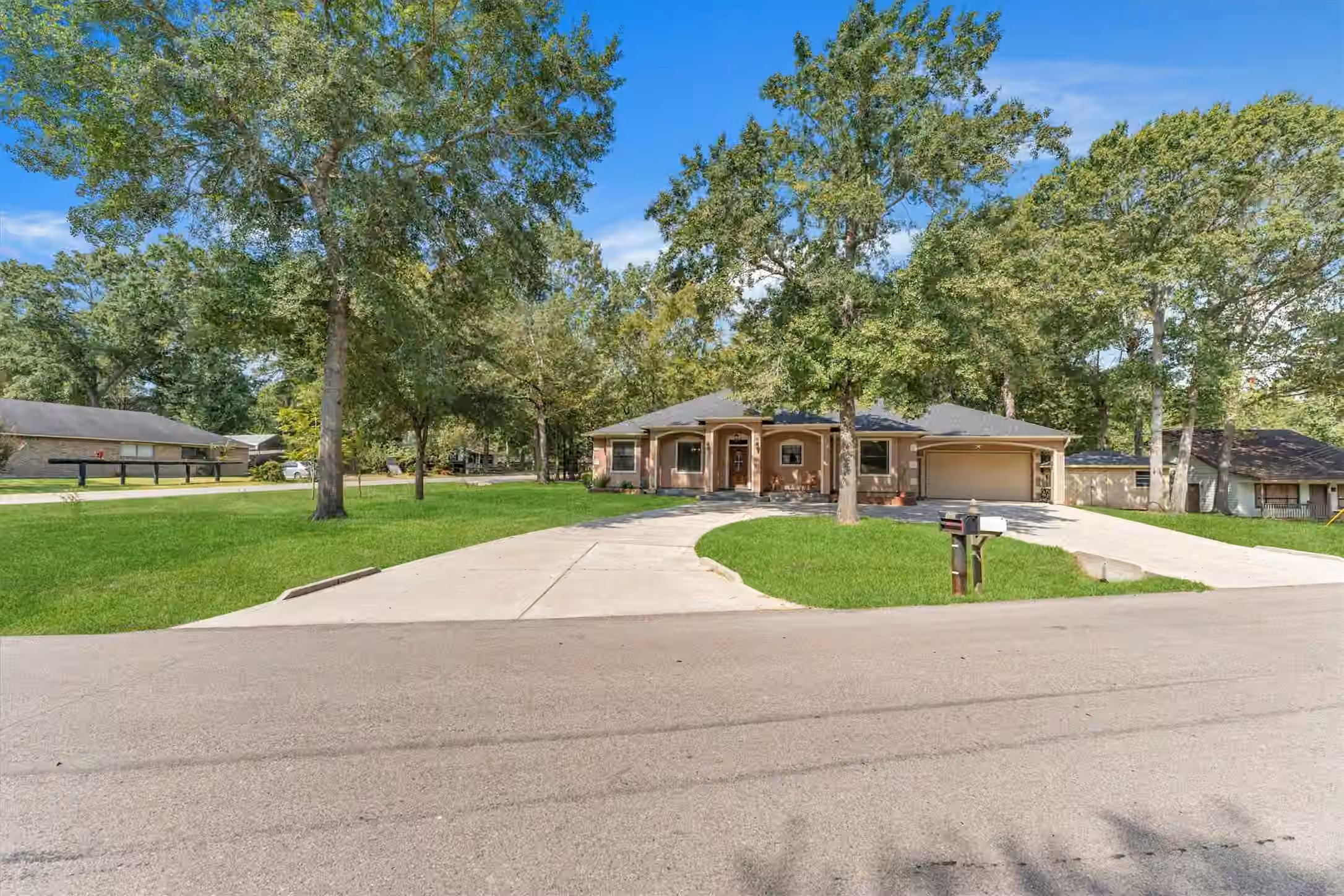 Photo of 318 Shawnee Drive, Conroe, TX 77316