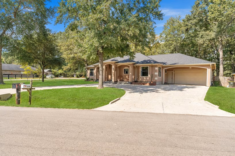 Photo 2 of 318 Shawnee Drive, Conroe, TX