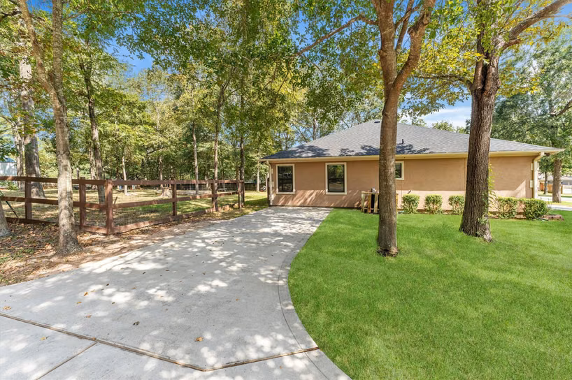 Photo 7 of 318 Shawnee Drive, Conroe, TX