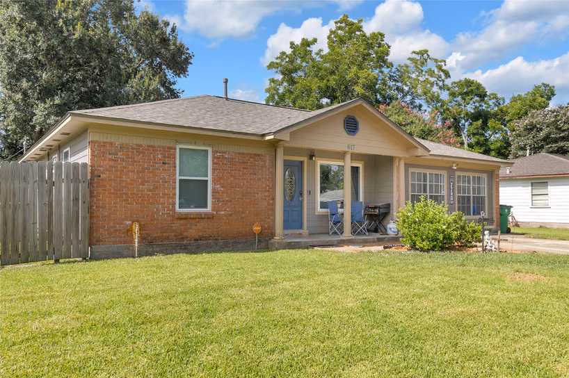 Photo of 617 Catalpa Street, Angleton, TX 77515