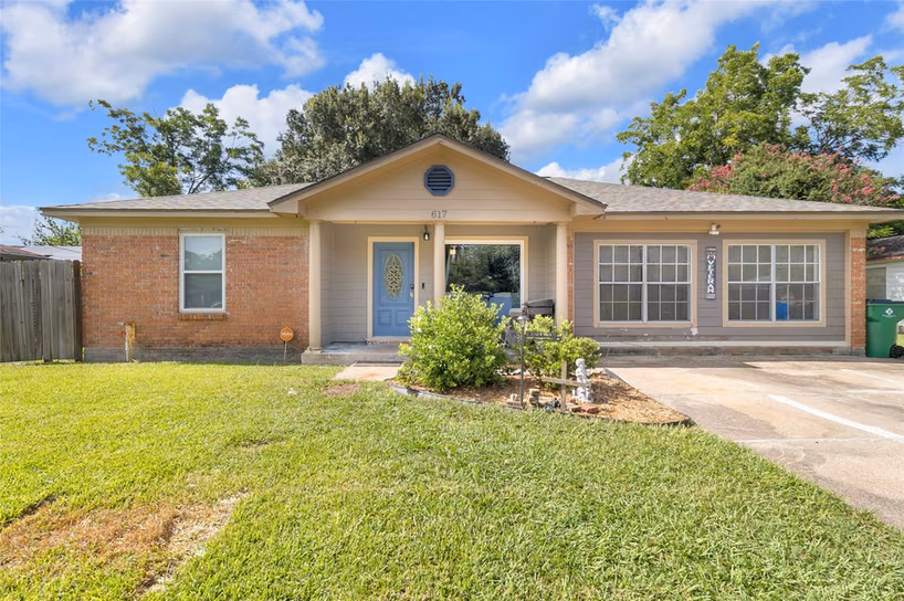 Photo 2 of 617 Catalpa Street, Angleton, TX