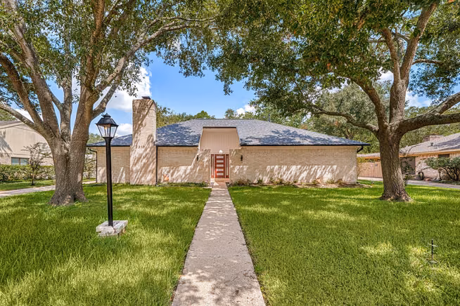 Photo 3 of 3310 Meadowcreek Drive, Missouri City, TX 77459