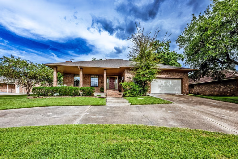 Photo 5 of 1623 Green Briar Drive, Huntsville, TX