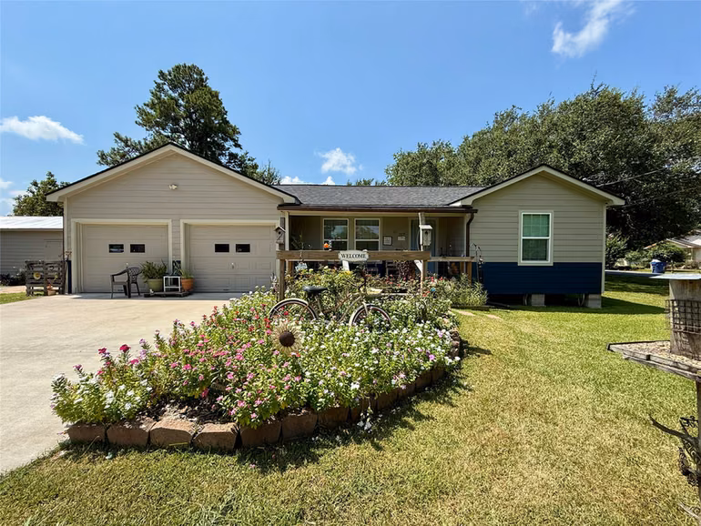 Photo of 317 Crews Way, West Columbia, TX