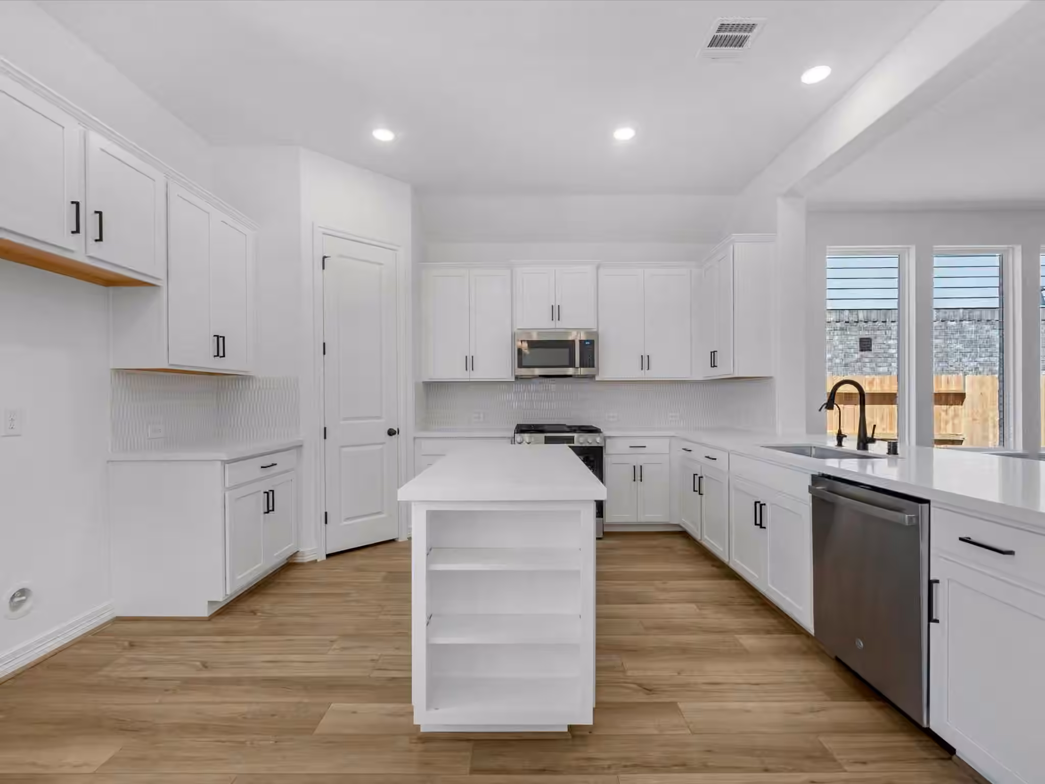 Photo 6 of 7803 Topaz Ridge Drive, Angleton, TX