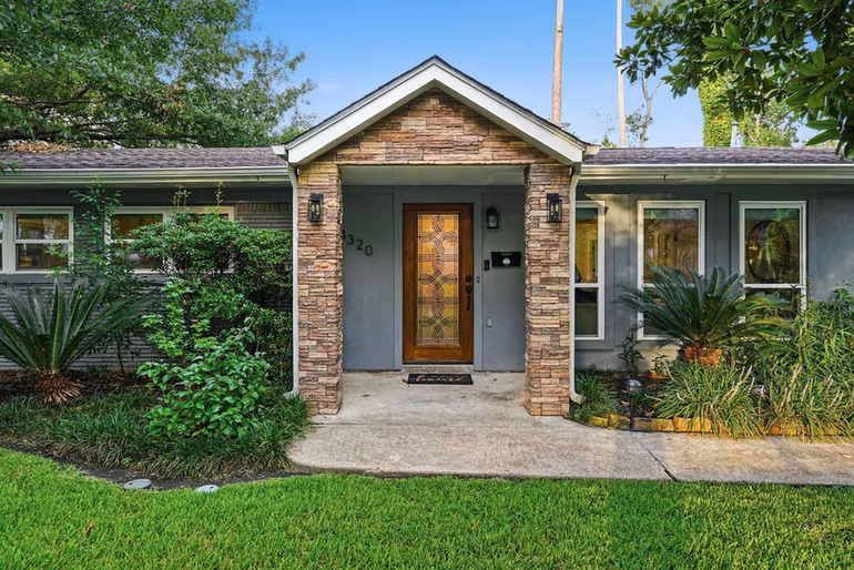 Photo 3 of 1320 Woodvine Drive, Houston, TX
