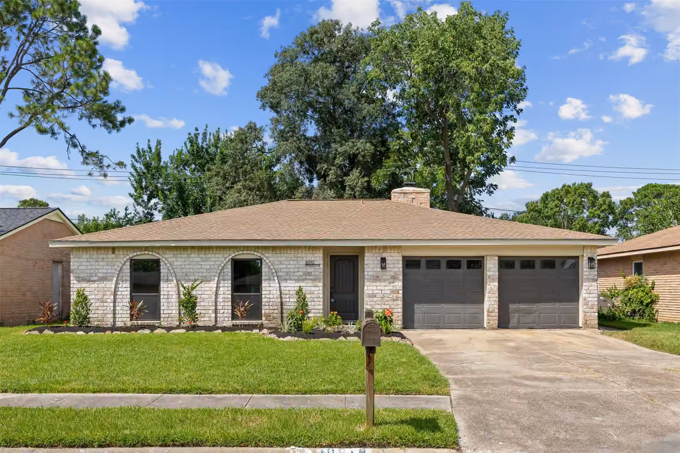 Photo 2 of 16910 David Glen Drive, Friendswood, TX