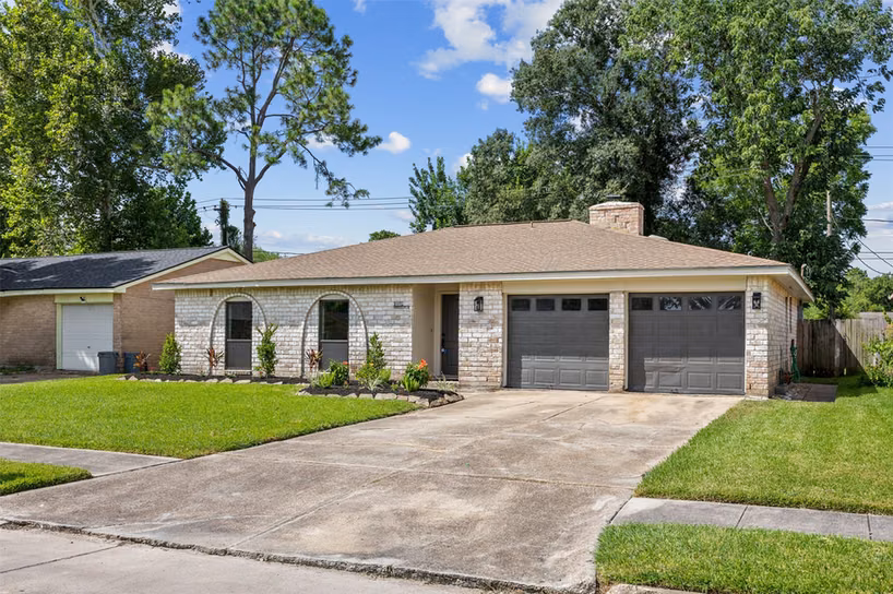 Photo 3 of 16910 David Glen Drive, Friendswood, TX