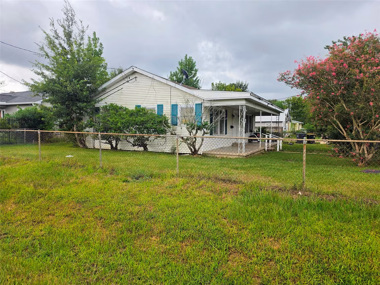 Photo 2 of 300 S Sandra Street, Conroe, TX