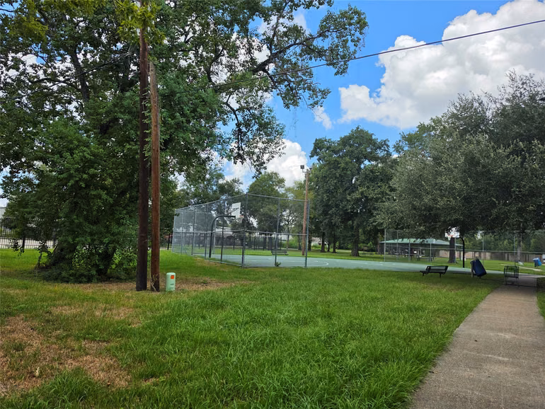 Photo 4 of 300 S Sandra Street, Conroe, TX