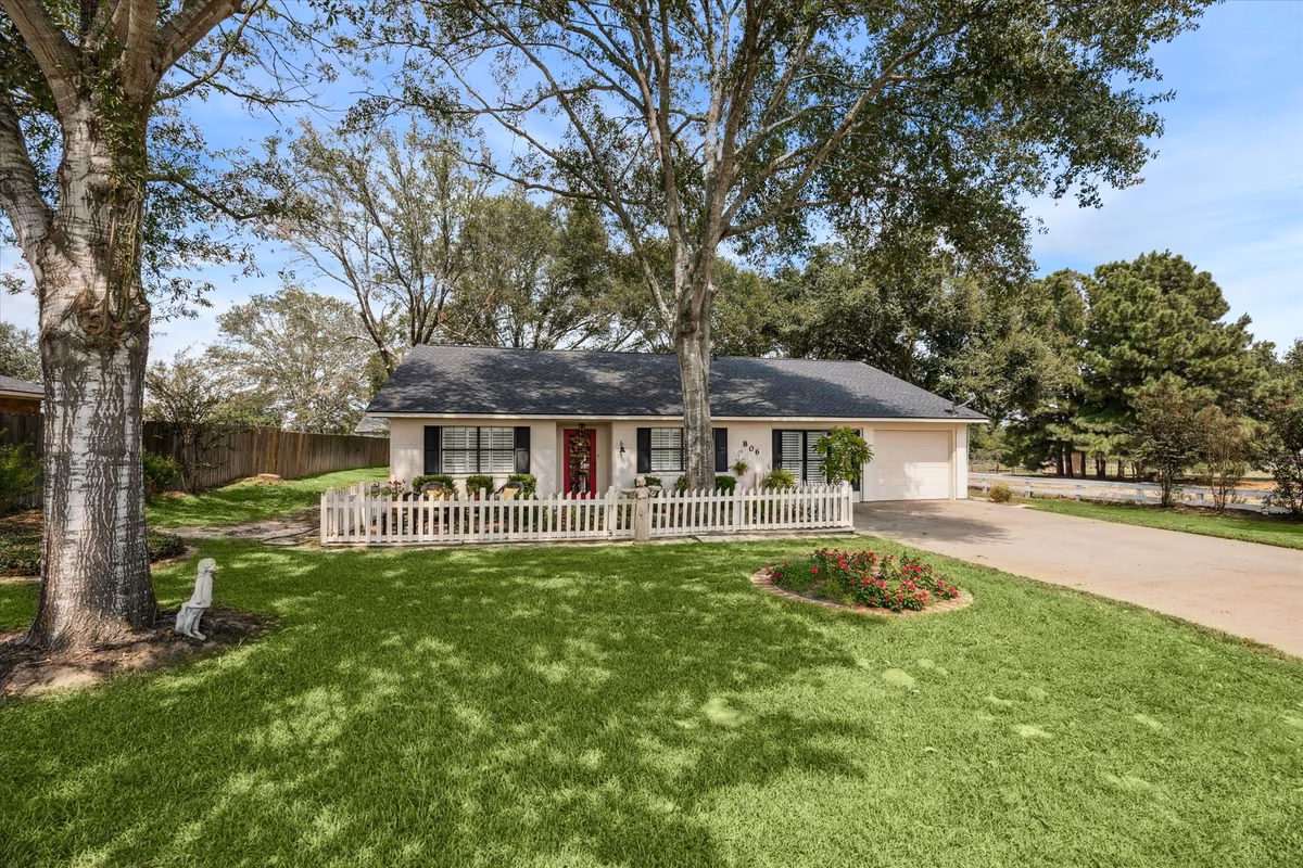 Photo of 806 W Hacienda, Bellville, TX 77418