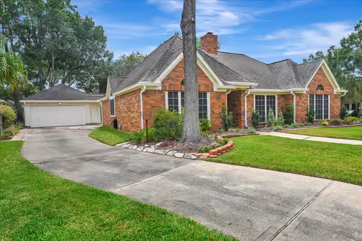 Photo 3 of 4002 Roaring Rapids Drive, Pasadena, TX