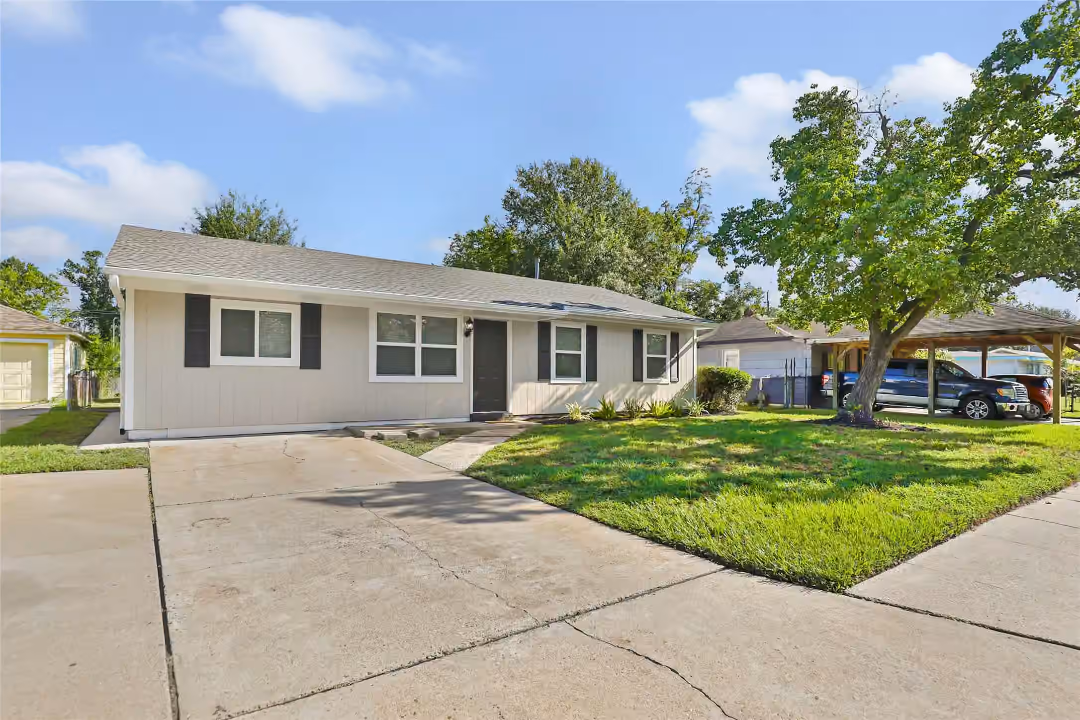 Photo 2 of 7111 Oak Village Drive, Houston, TX
