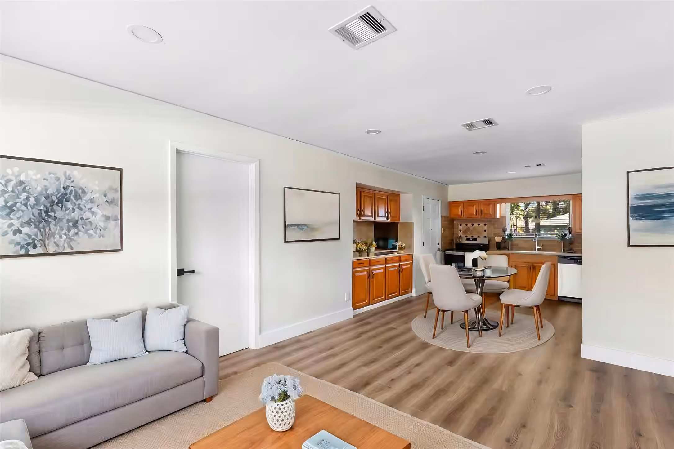 Photo 4 of 7111 Oak Village Drive, Houston, TX