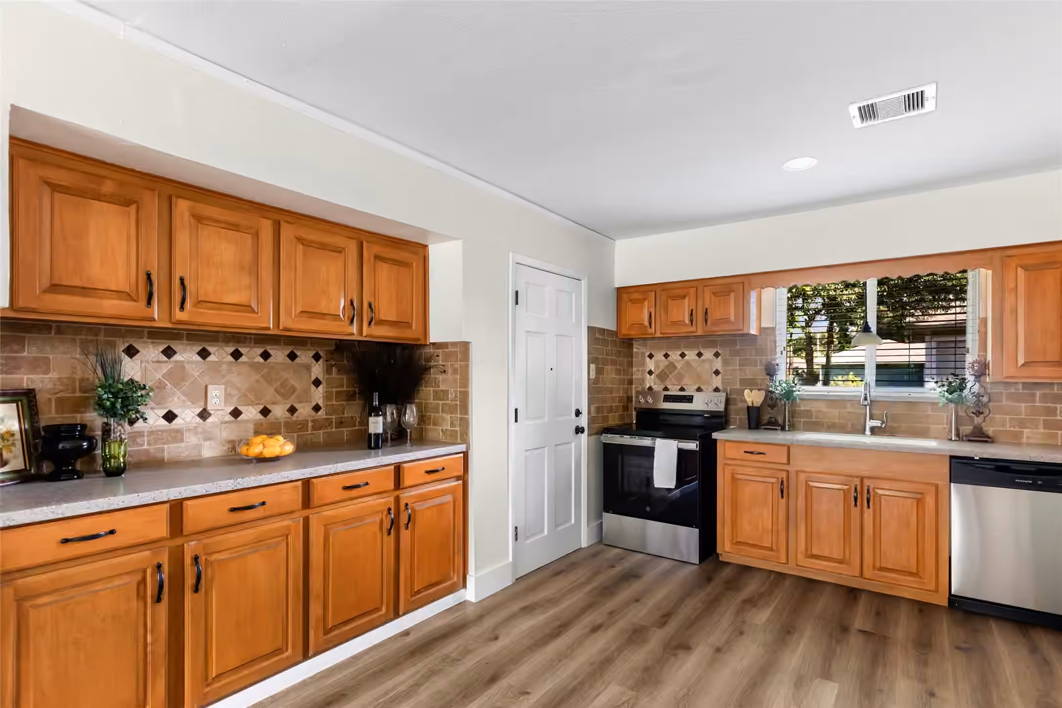 Photo 7 of 7111 Oak Village Drive, Houston, TX