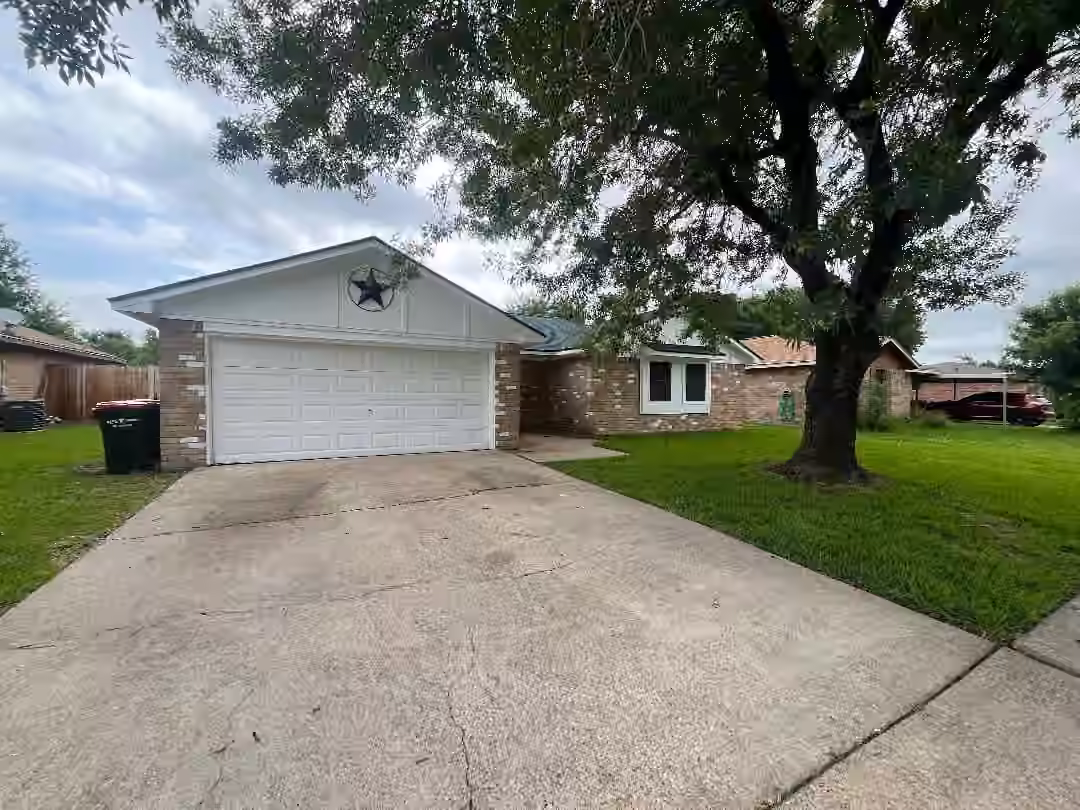 Photo 2 of 5111 Maple Drive, Baytown, TX
