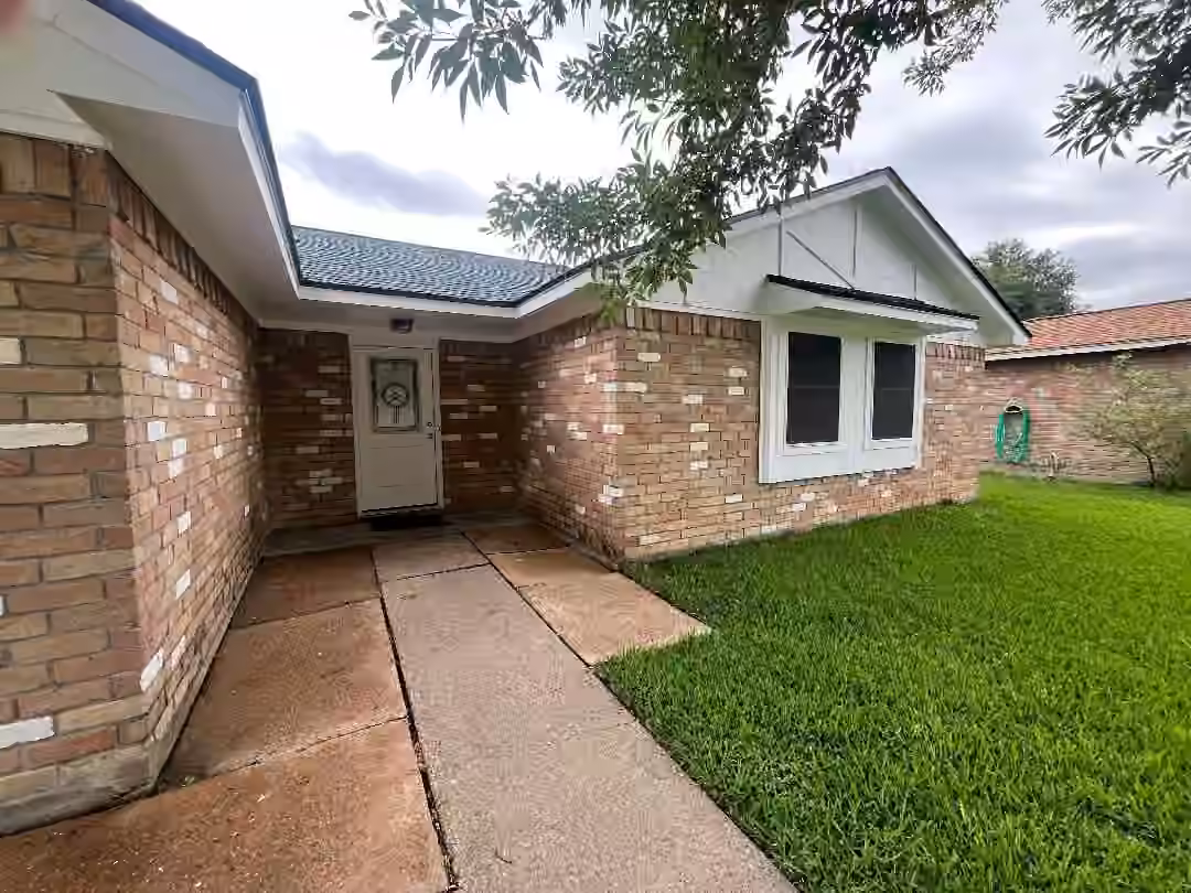 Photo 3 of 5111 Maple Drive, Baytown, TX