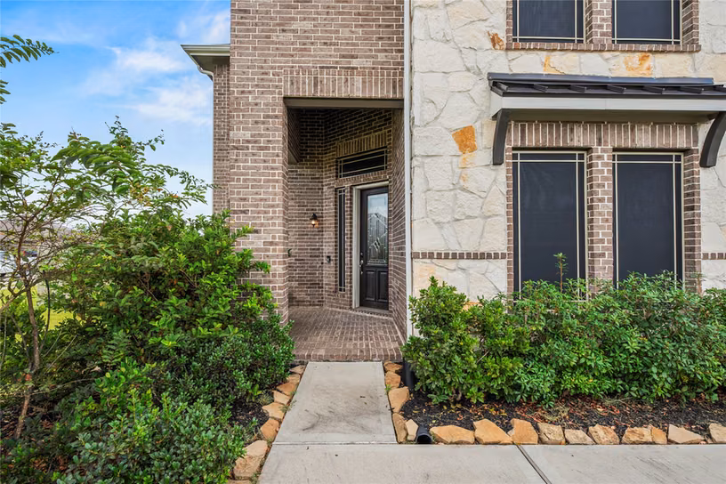 Photo 2 of 14906 Pinehurst Avenue, Mont Belvieu, TX