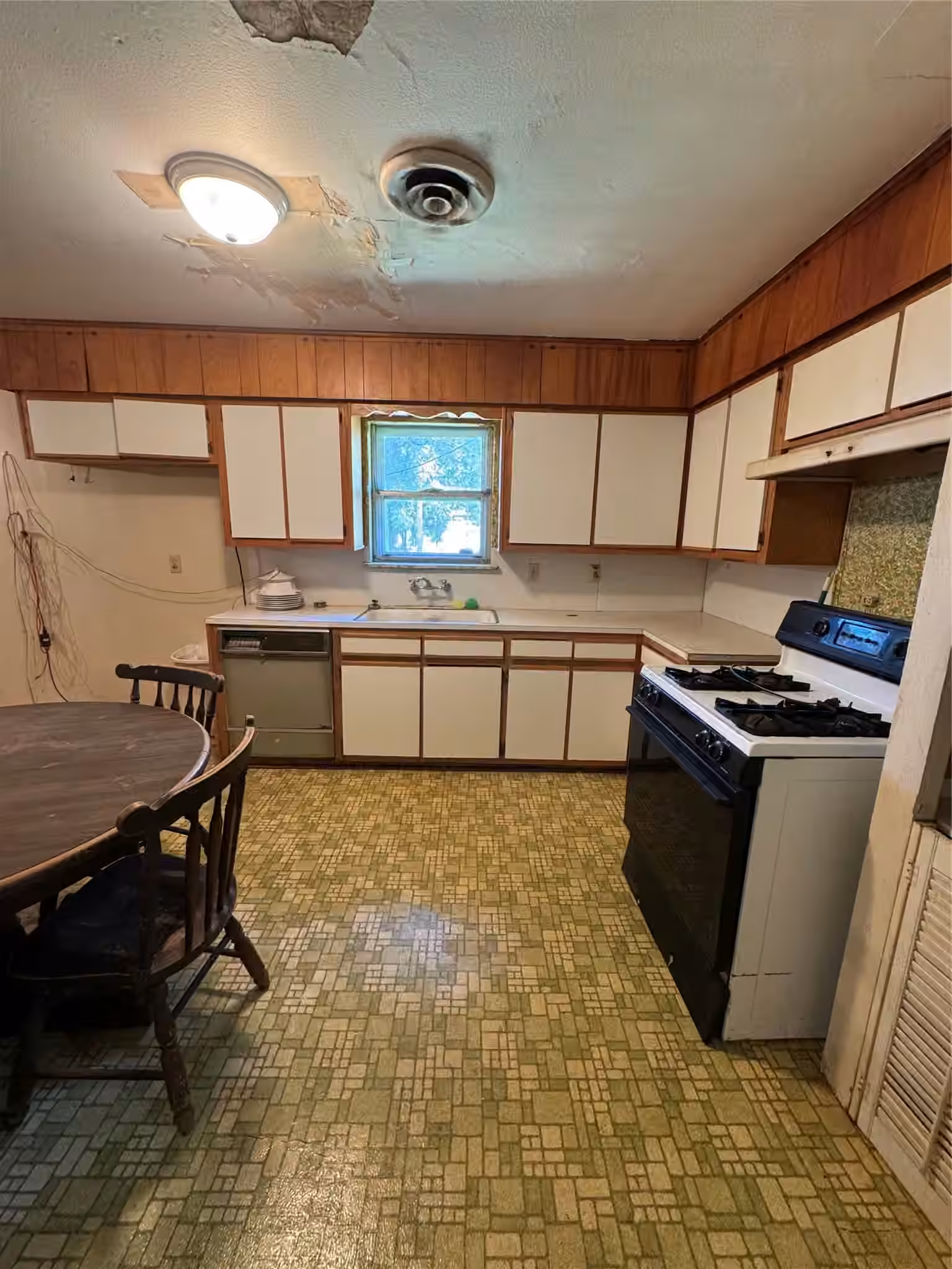 Photo 5 of 416 Mertie, Palacios, TX