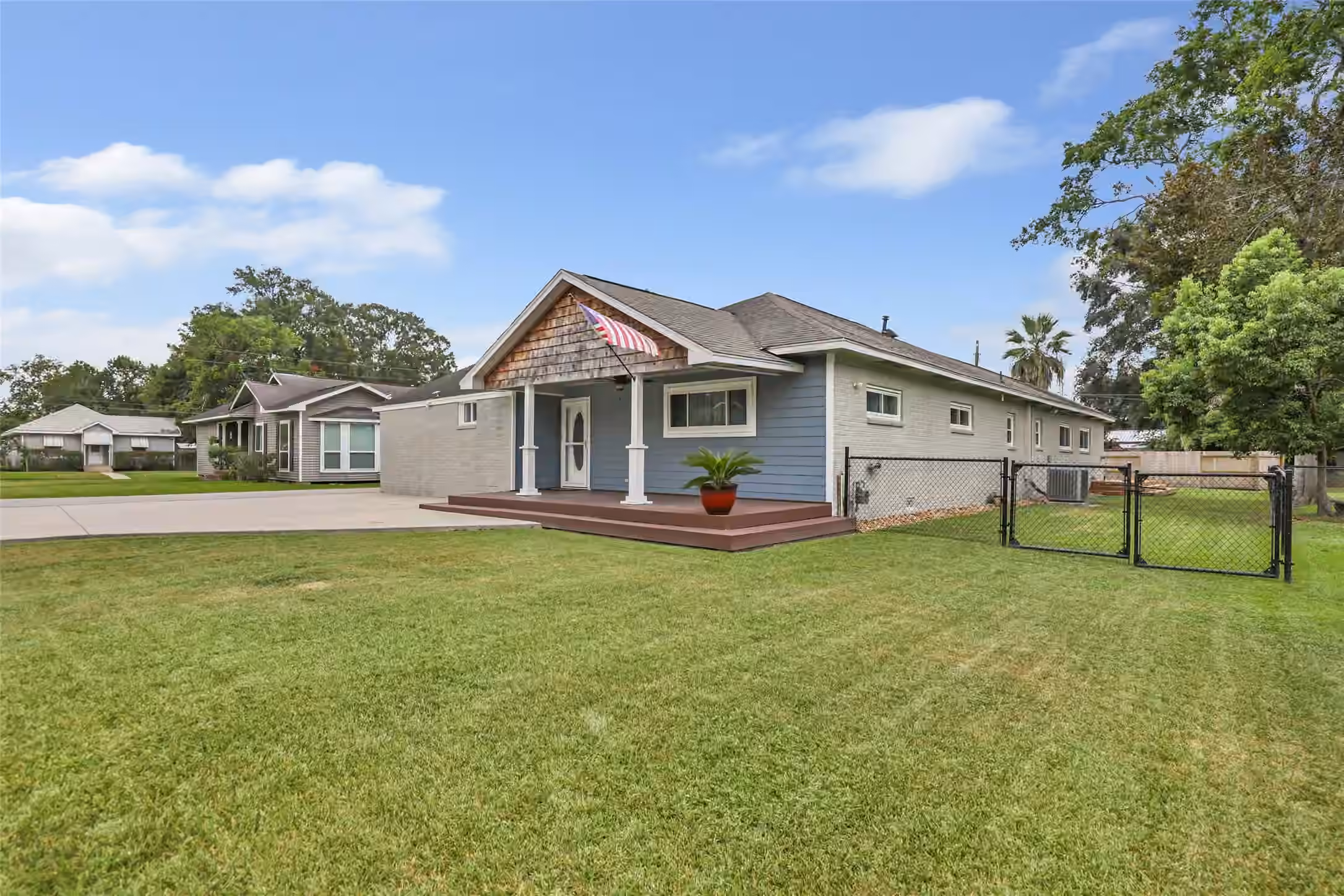 Photo of 103 W Barrow Street, Dayton, TX 77535