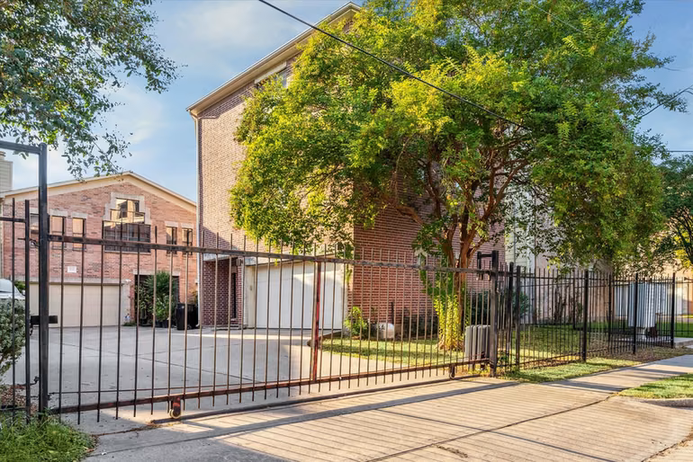 Photo 5 of 9710 Riddlewood Lane, Houston, TX