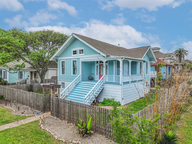 Photo 3 of 3002 Avenue Q 1/2, Galveston, TX