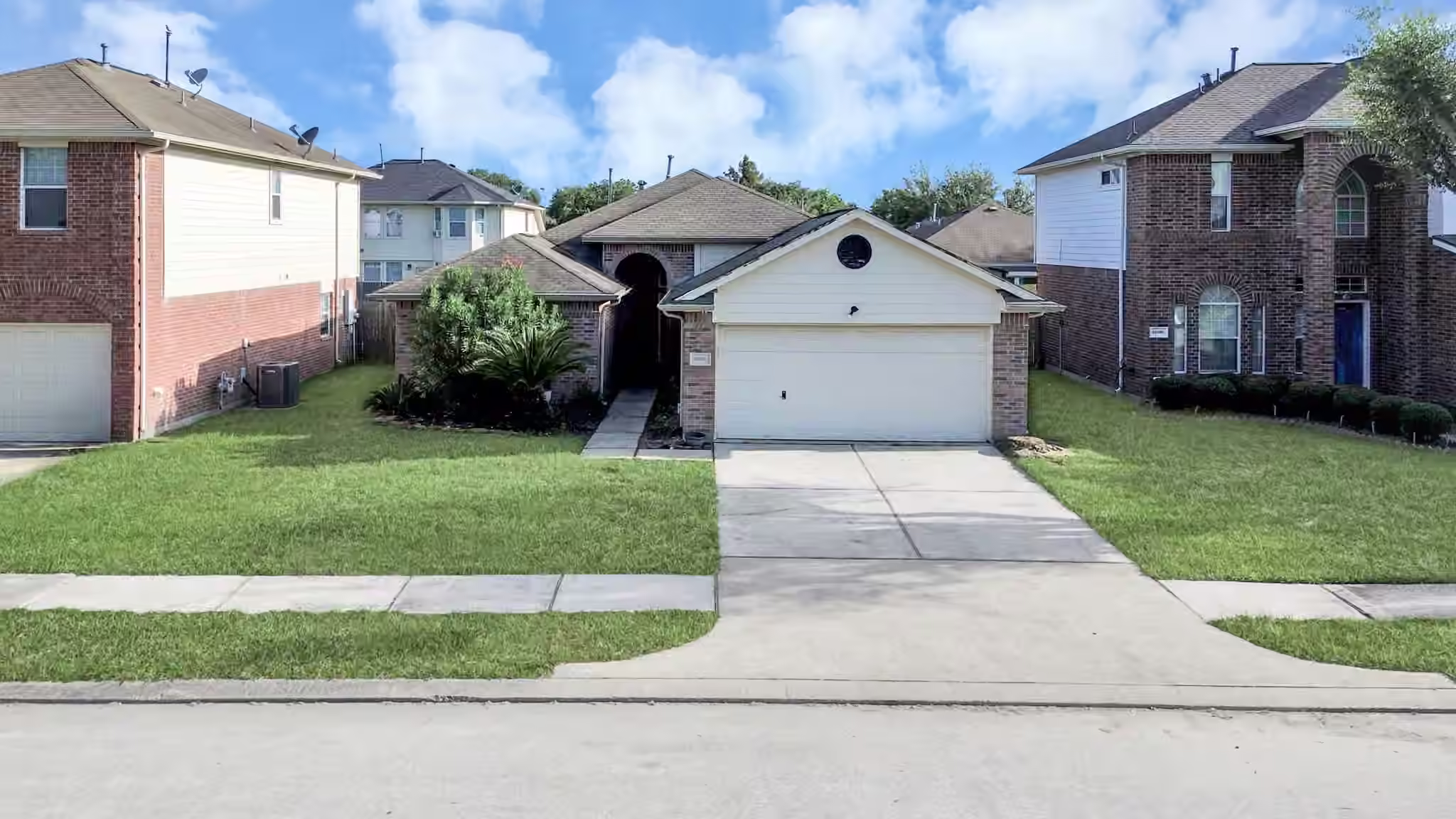 Photo 4 of 10310 Mills Pass Drive, Houston, TX