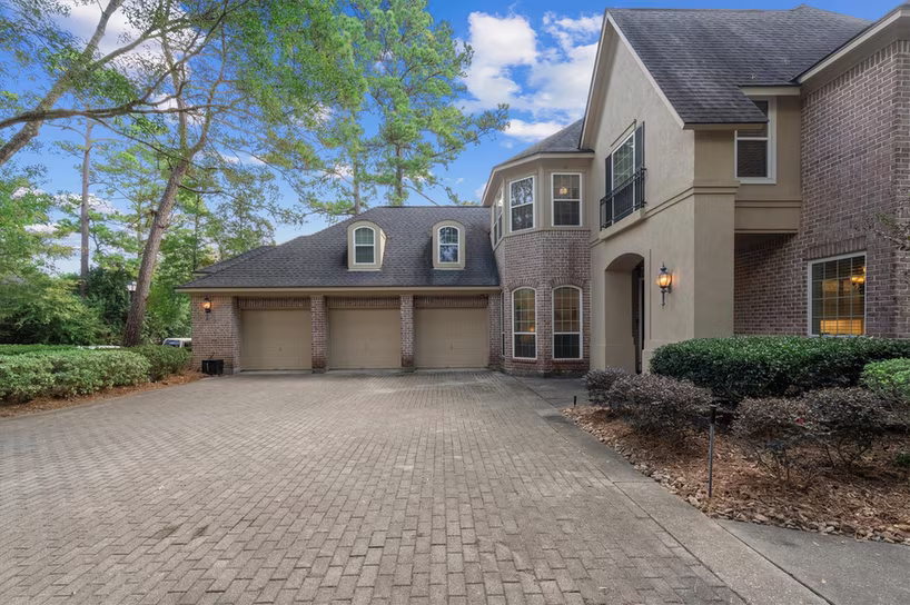 Photo 2 of 2115 Fairway Green Drive, Kingwood, TX