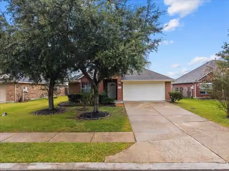 Photo 2 of 6507 Canyon Mist Lane, Dickinson, TX