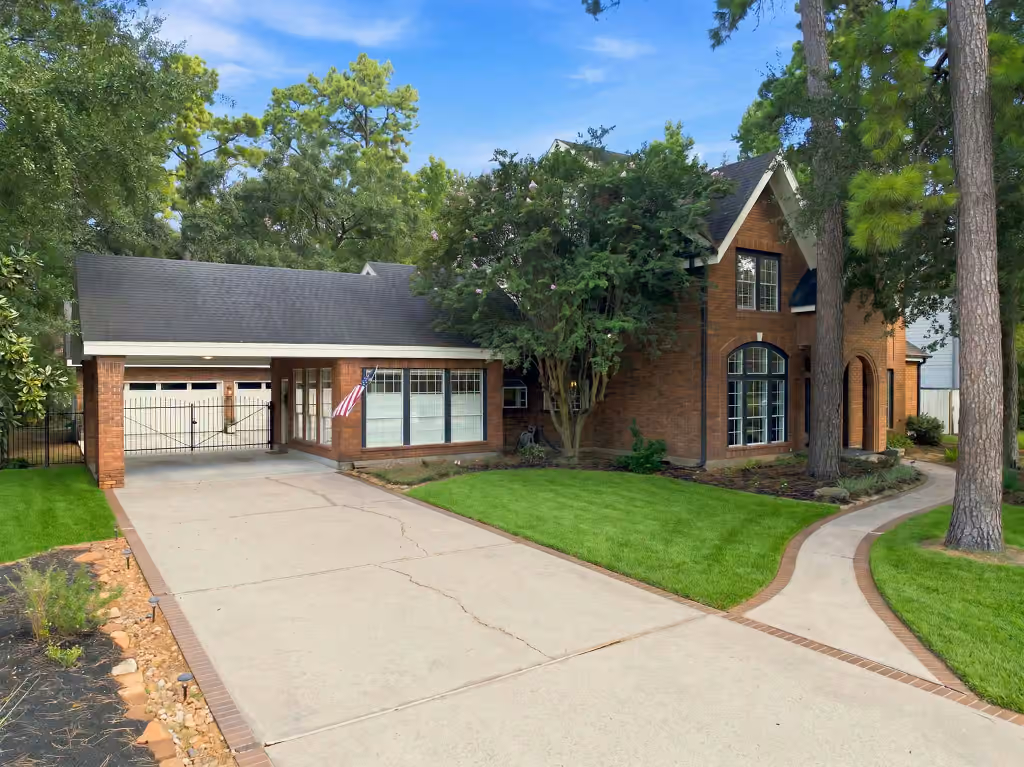 Photo 3 of 23 S Brokenfern Drive, The Woodlands, TX
