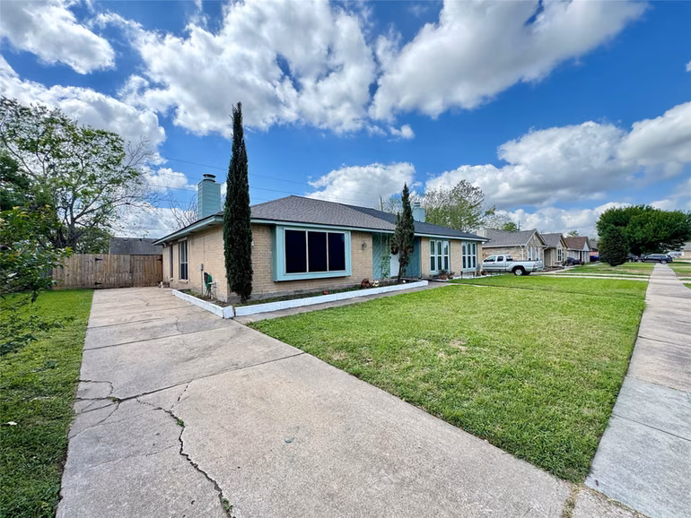 Photo 2 of 16411 Meadowbrook Farm Road, Houston, TX