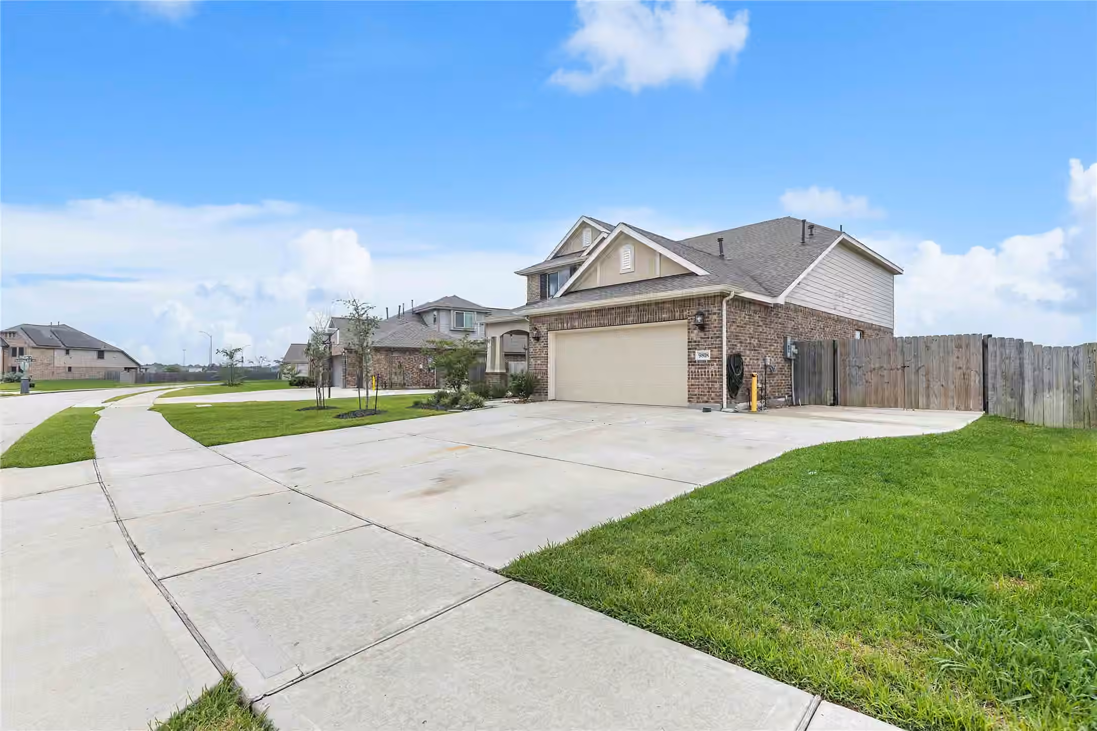 Photo 5 of 9818 Colonial Downs Drive, Mont Belvieu, TX