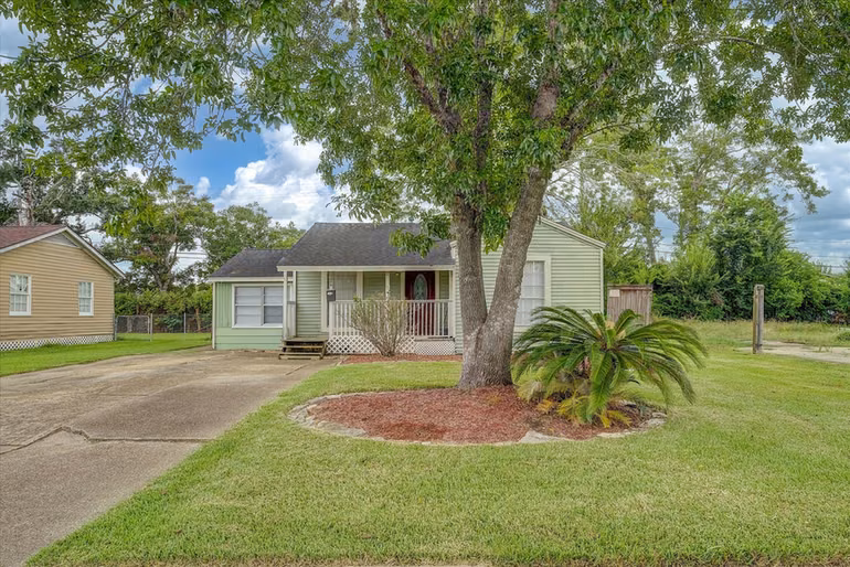 Photo 3 of 126 Huisache Street, Lake Jackson, TX