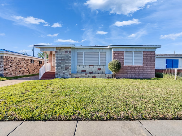 Photo 2 of 5108 Avenue L Street, Galveston, TX