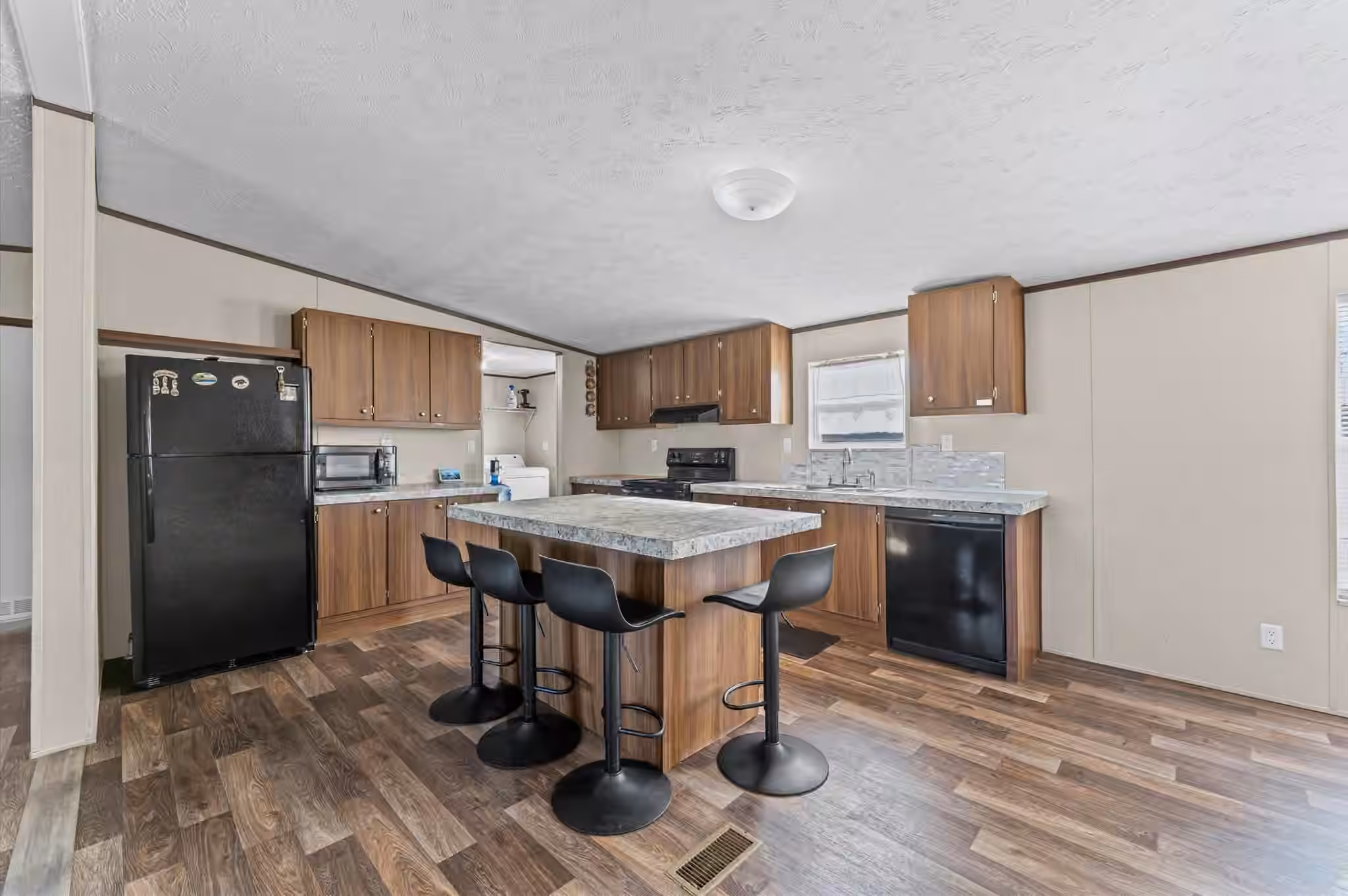 Photo 5 of 543 Ashlawn Drive, Conroe, TX