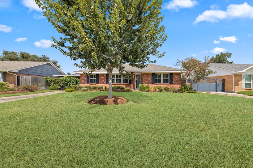 Photo 2 of 2127 Lazybrook Drive, Houston, TX