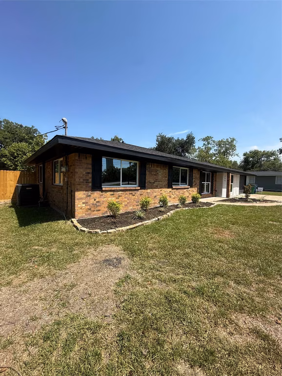 Photo 4 of 909 S Downing Road, Angleton, TX