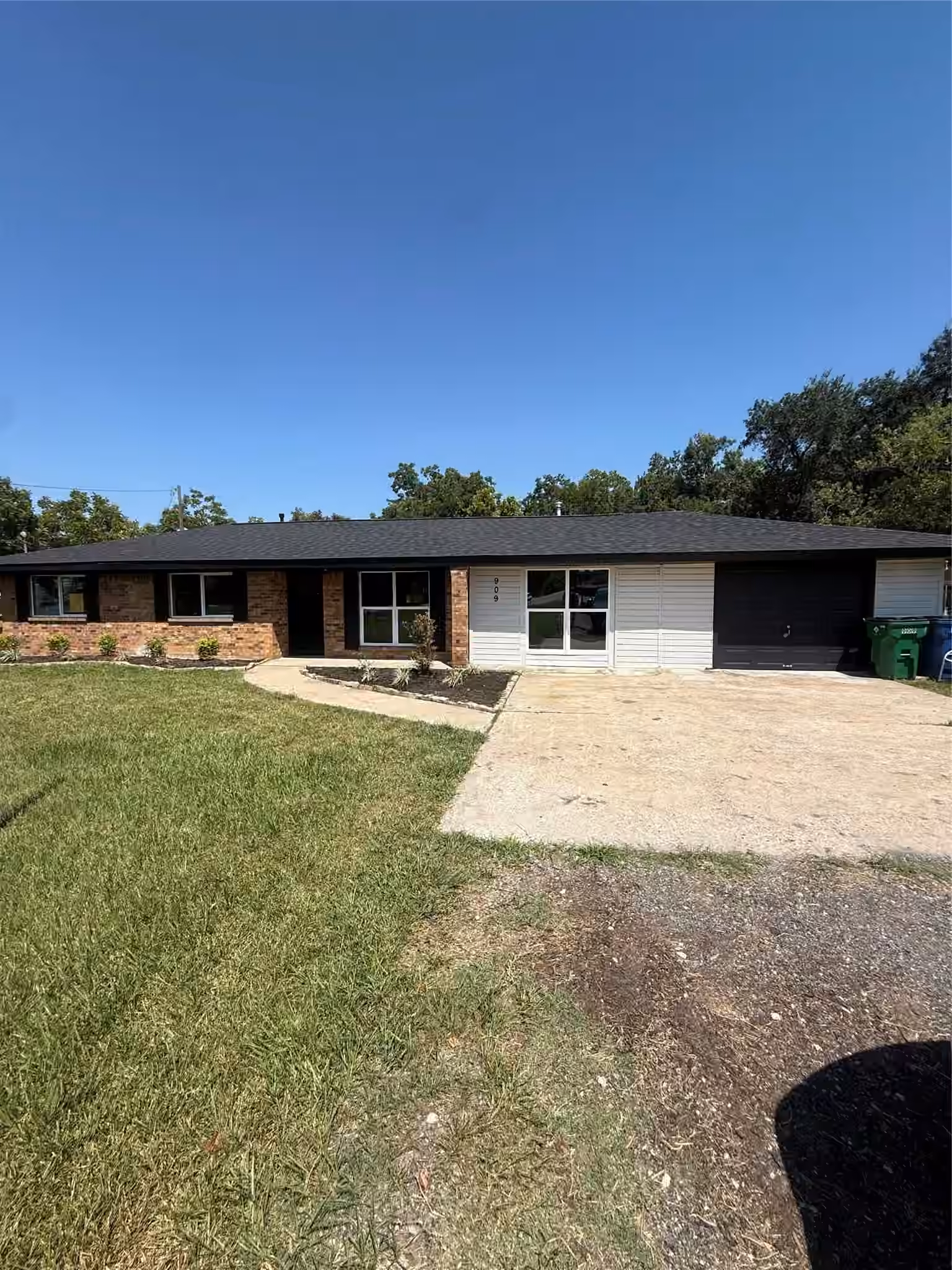 Photo 5 of 909 S Downing Road, Angleton, TX