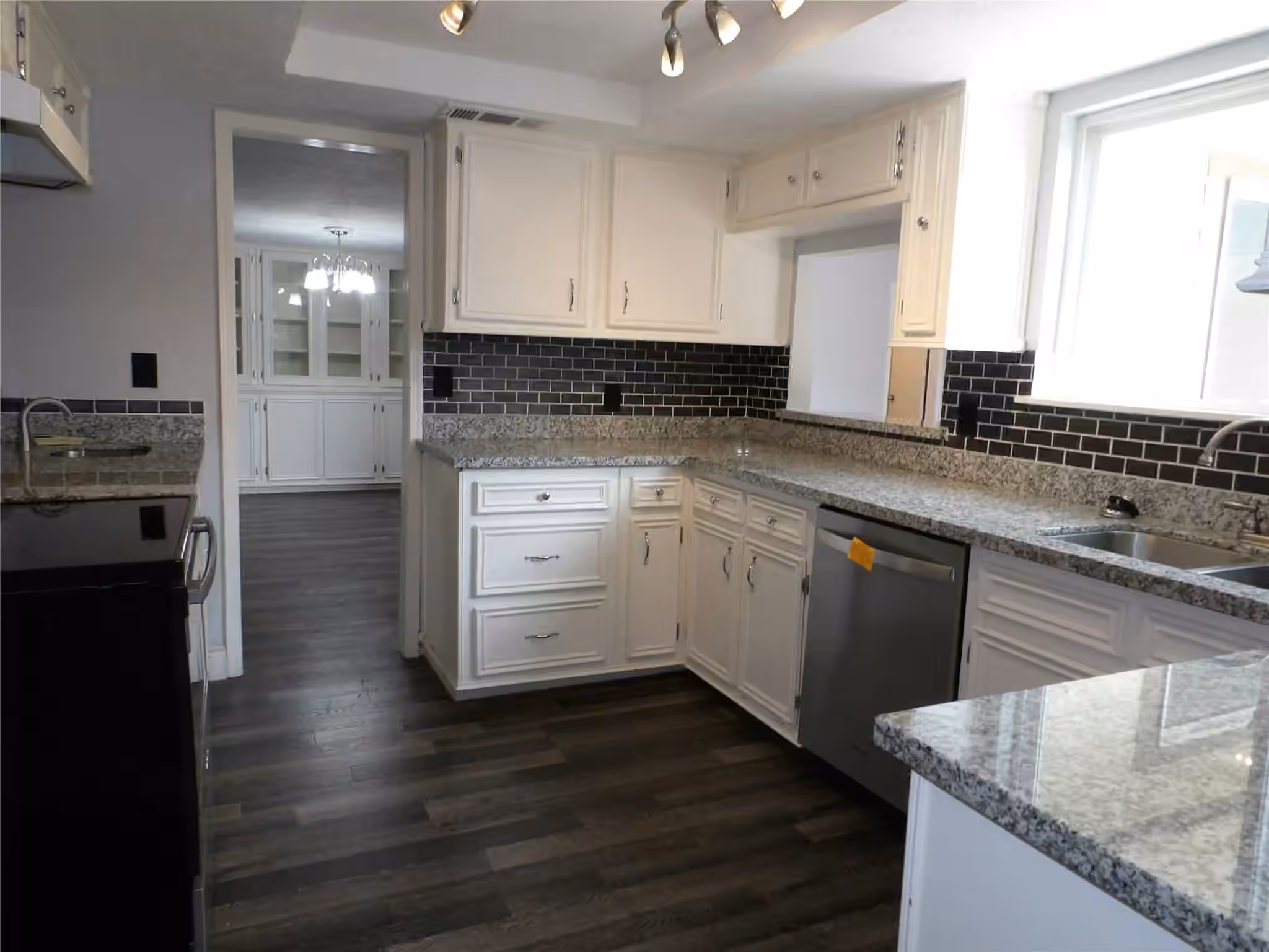 Photo 4 of 10758 Boardwalk Street, Houston, TX