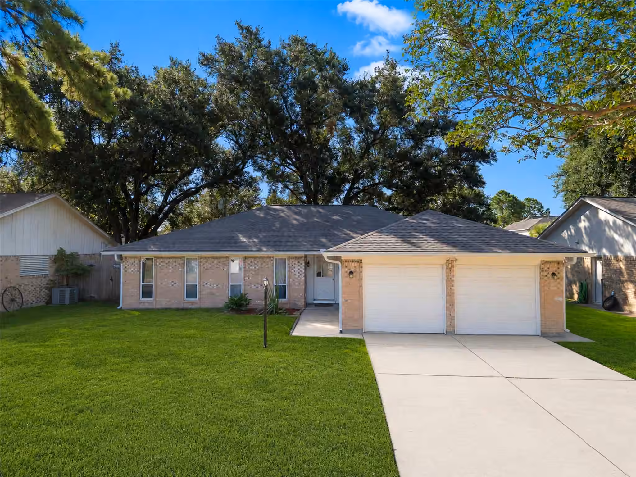 Photo of 913 W Galveston Street, League City, TX