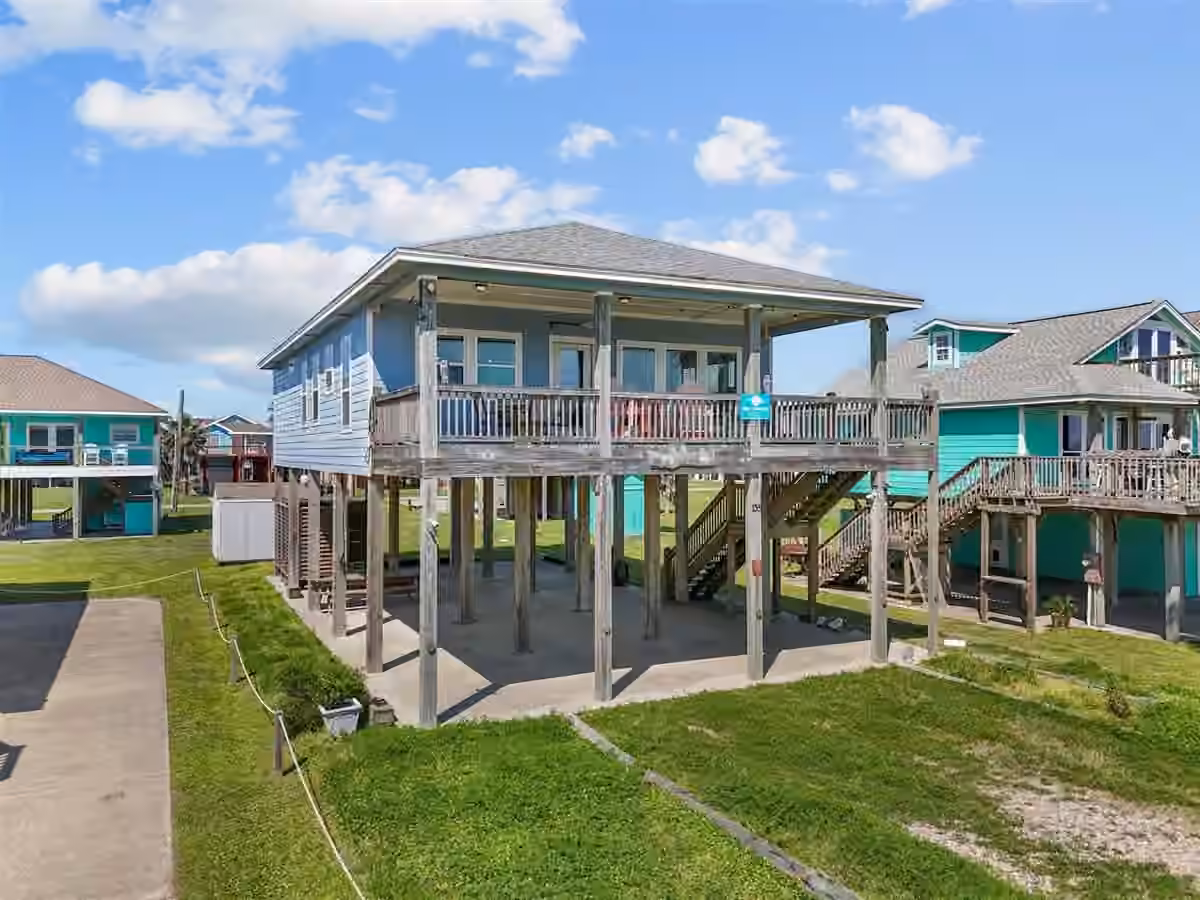 Photo 2 of 135 Ocean Shore Drive, Crystal Beach, TX