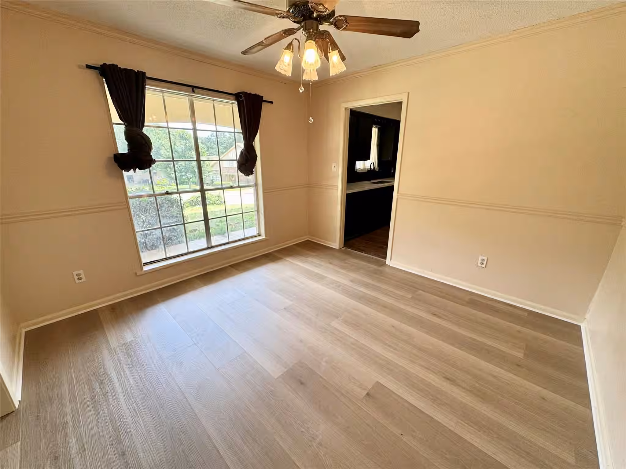 Photo 5 of 1221 Green Briar Drive, Huntsville, TX