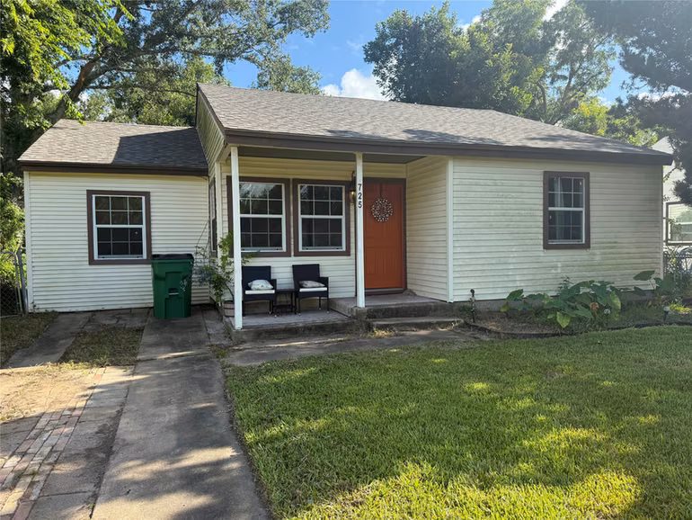 Photo of 725 Kyle Street, Angleton, TX 77515
