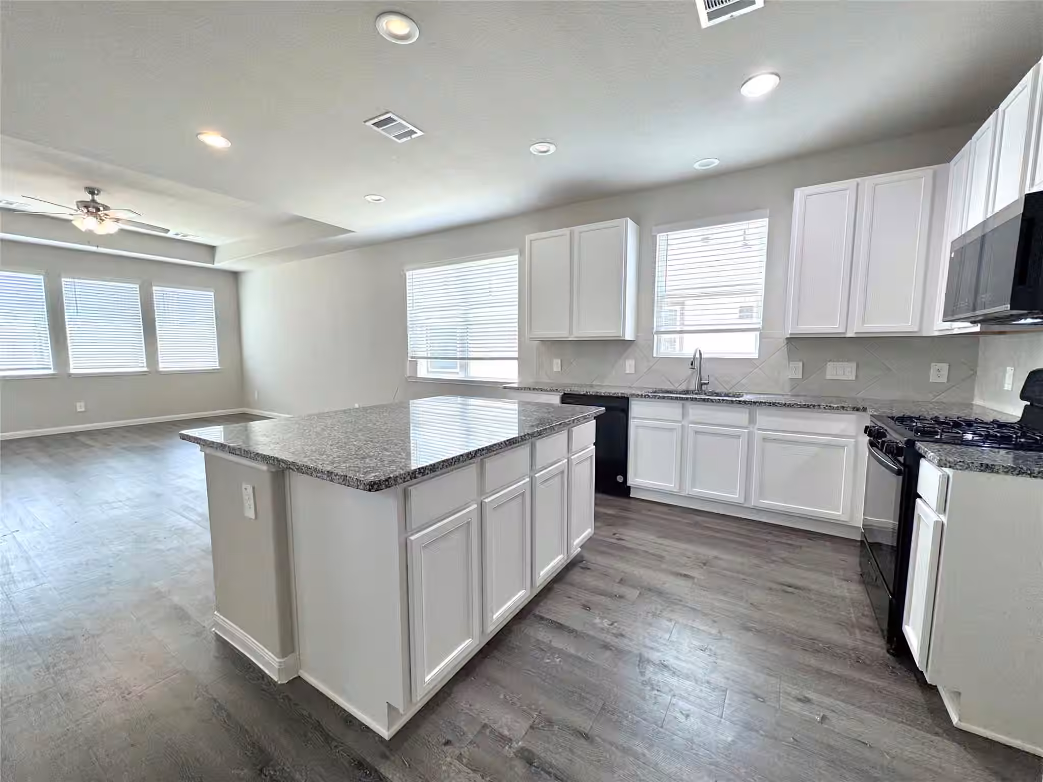 Photo 5 of 303 Black Bear Drive, Huntsville, TX