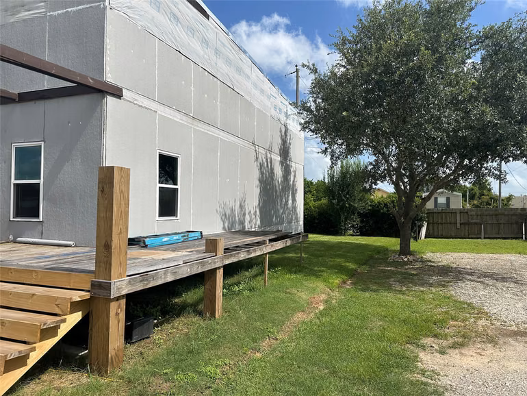Photo 4 of 860 Wade Street, Clute, TX