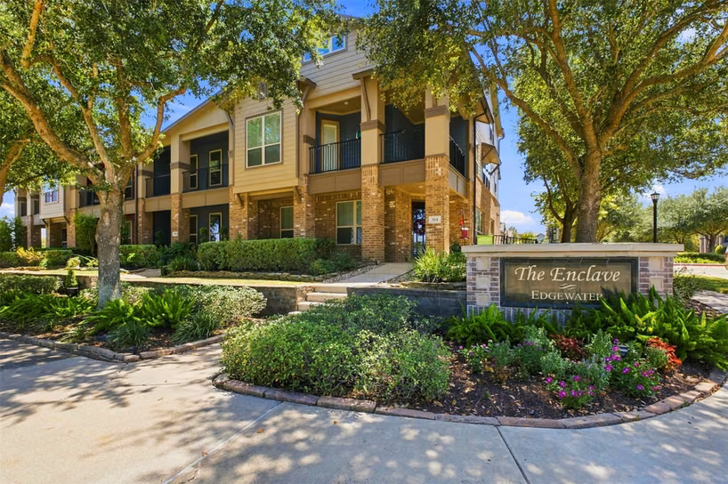 Photo 3 of 704 Water Street, Webster, TX