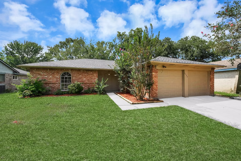 Photo 3 of 5322 Bulen Avenue, Friendswood, TX