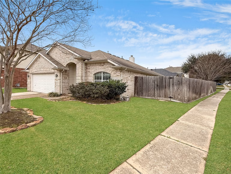 Photo 2 of 19531 S Village Of Bridgestone Lane, Spring, TX