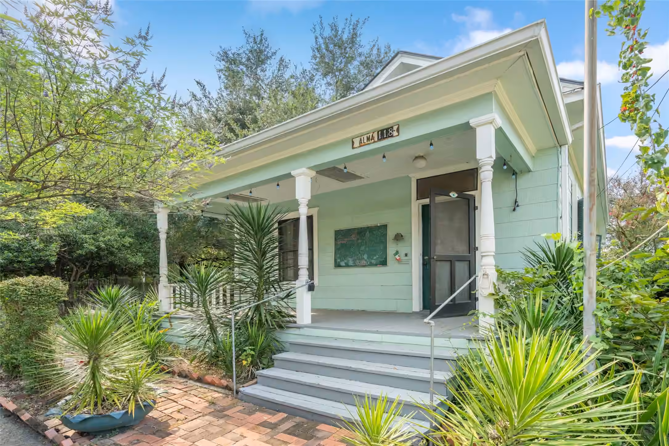 Photo 5 of 118 Alma Street, Houston, TX