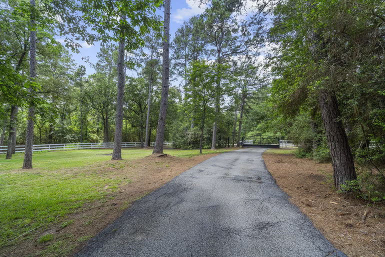 Photo 3 of 19610 Timber Ridge Drive, Magnolia, TX